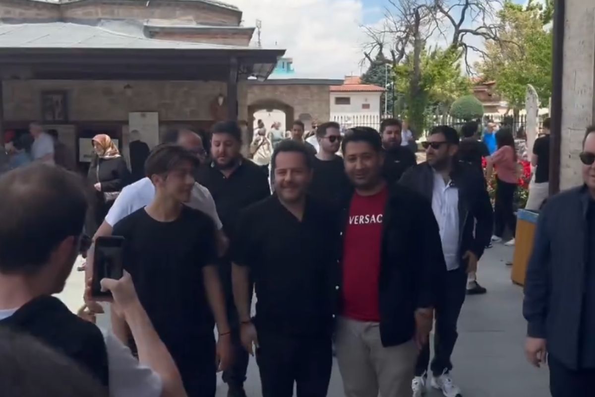 Erden Timur, Konya'da Mevlana Türbesi'ni ziyaret edip dua etti