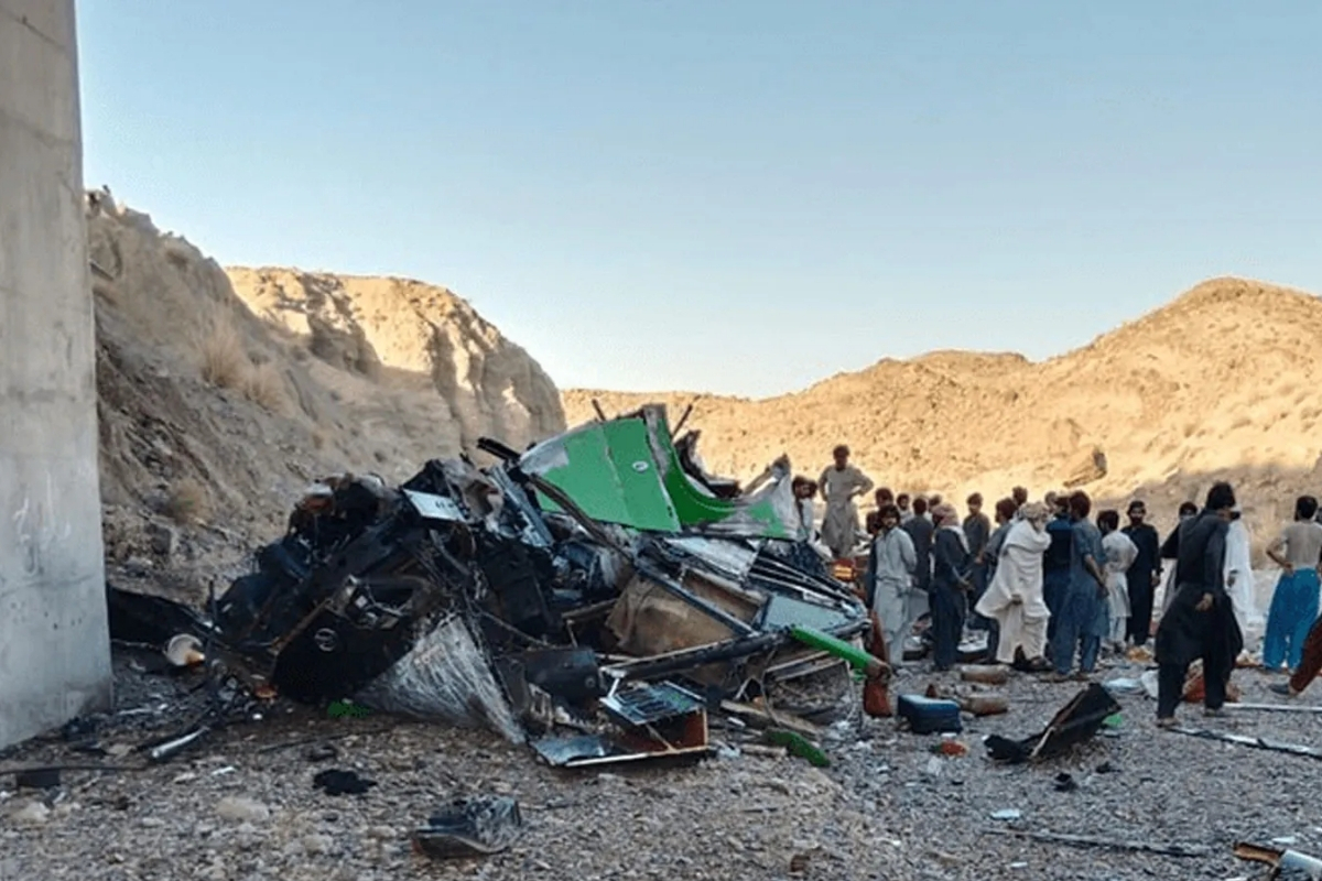 Pakistan'da yolcu otobüsü vadiye düştü: En az 28 ölü