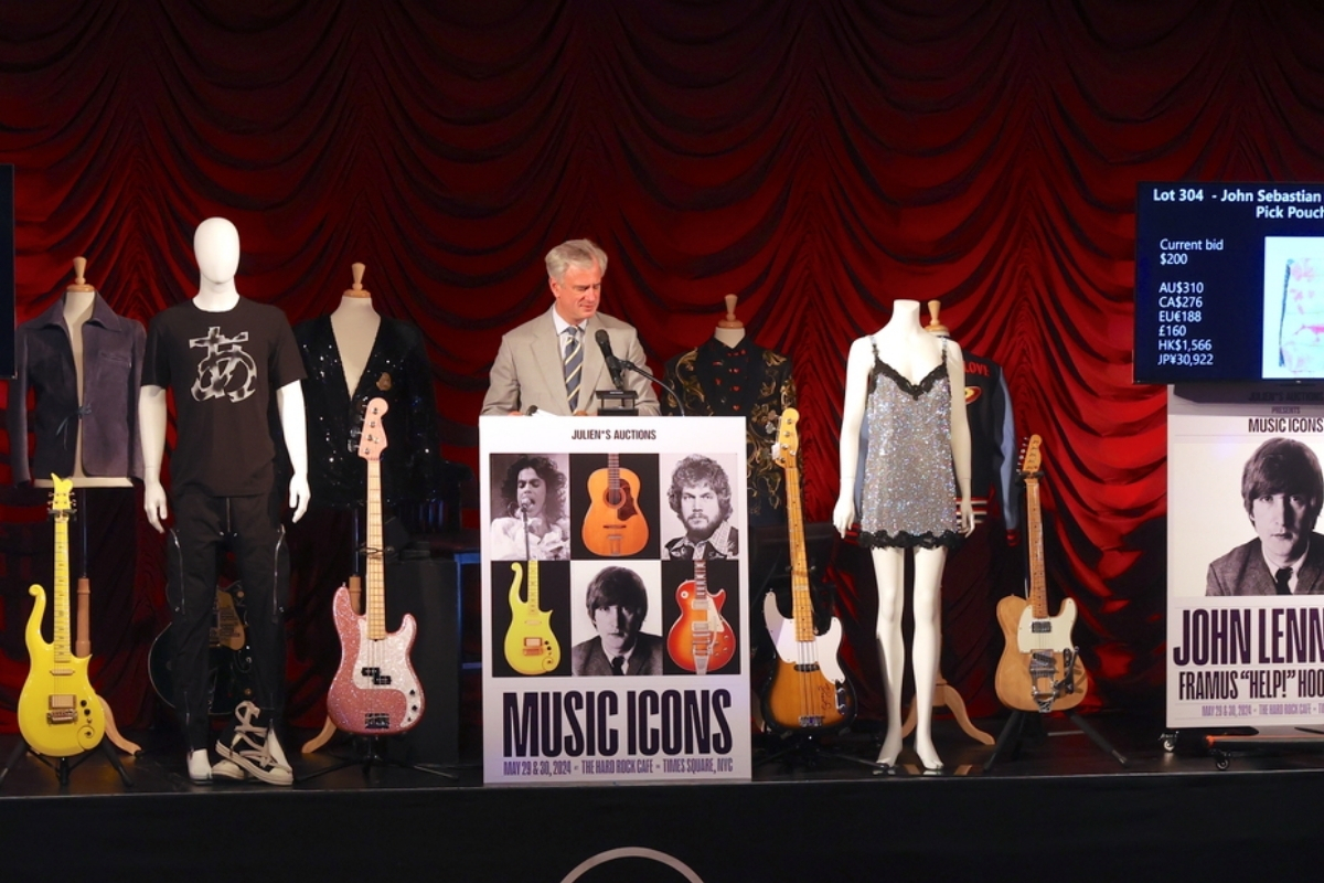 John Lennon'ın ikonik gitarına 2,85 milyon dolar