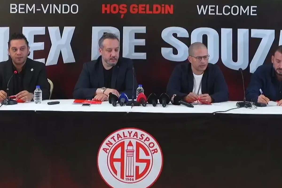 Alex de Souza'ya imza töreni