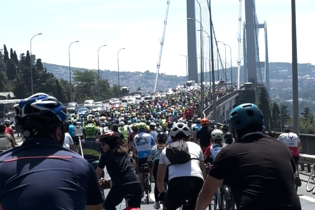 Her yaştan binlerce bisikletli farkındalık yaratmak için iki kıta arasında pedalladı