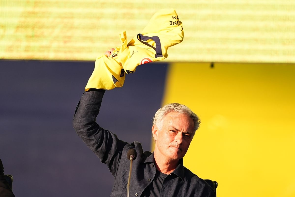 Mourinho Fenerbahçe'ye imzayı attı: Sizin hayalleriniz benim hayallerim