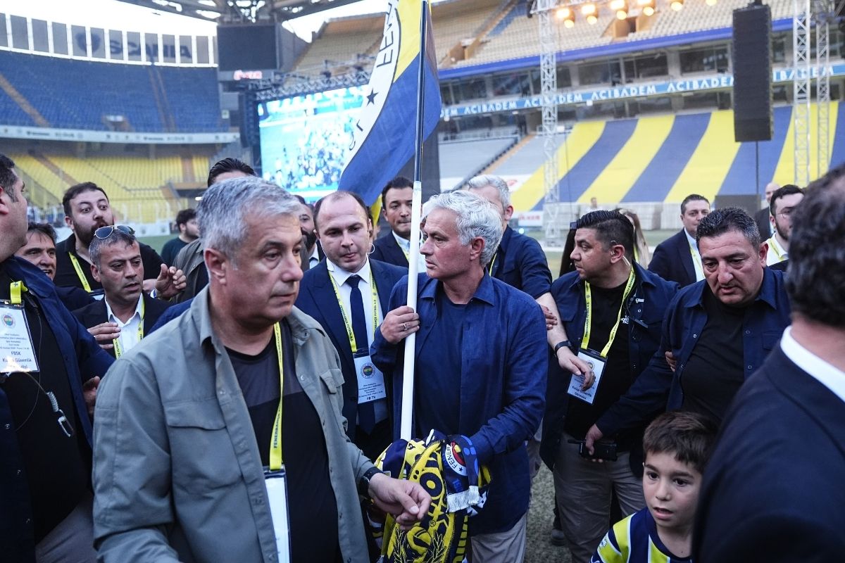 Mourinho'nun Fenerbahçe imzası dünya basınında
