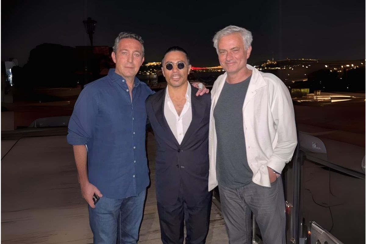 Ali Koç ve Jose Mourinho'nun çektirdiği fotoğrafın arka planı dikkat çekti