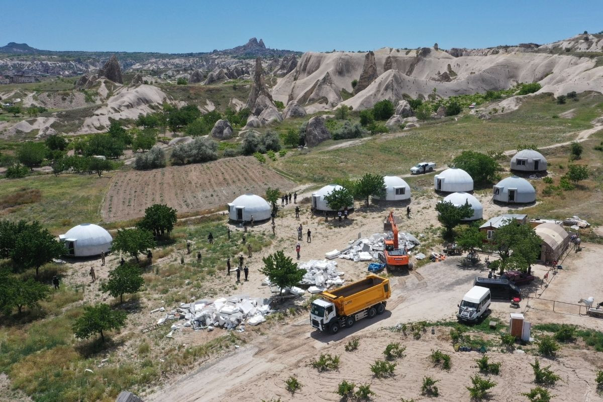 Kapadokya'da kaçak konaklama tesisine yıkım