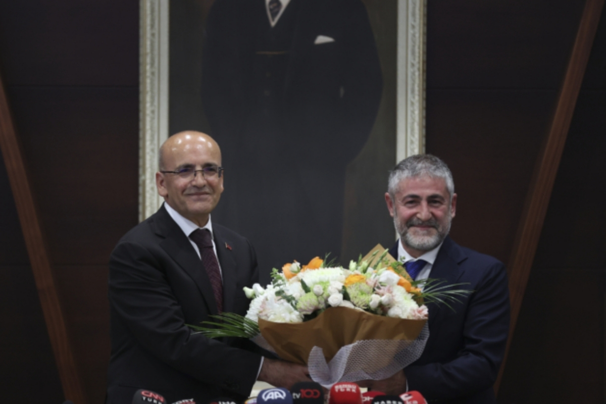 Hazine ve Maliye Bakanı Mehmet Şimşek, göreve geldiğinin birinci yılında yaptığı ilk yılın muhasebesini yaptı.