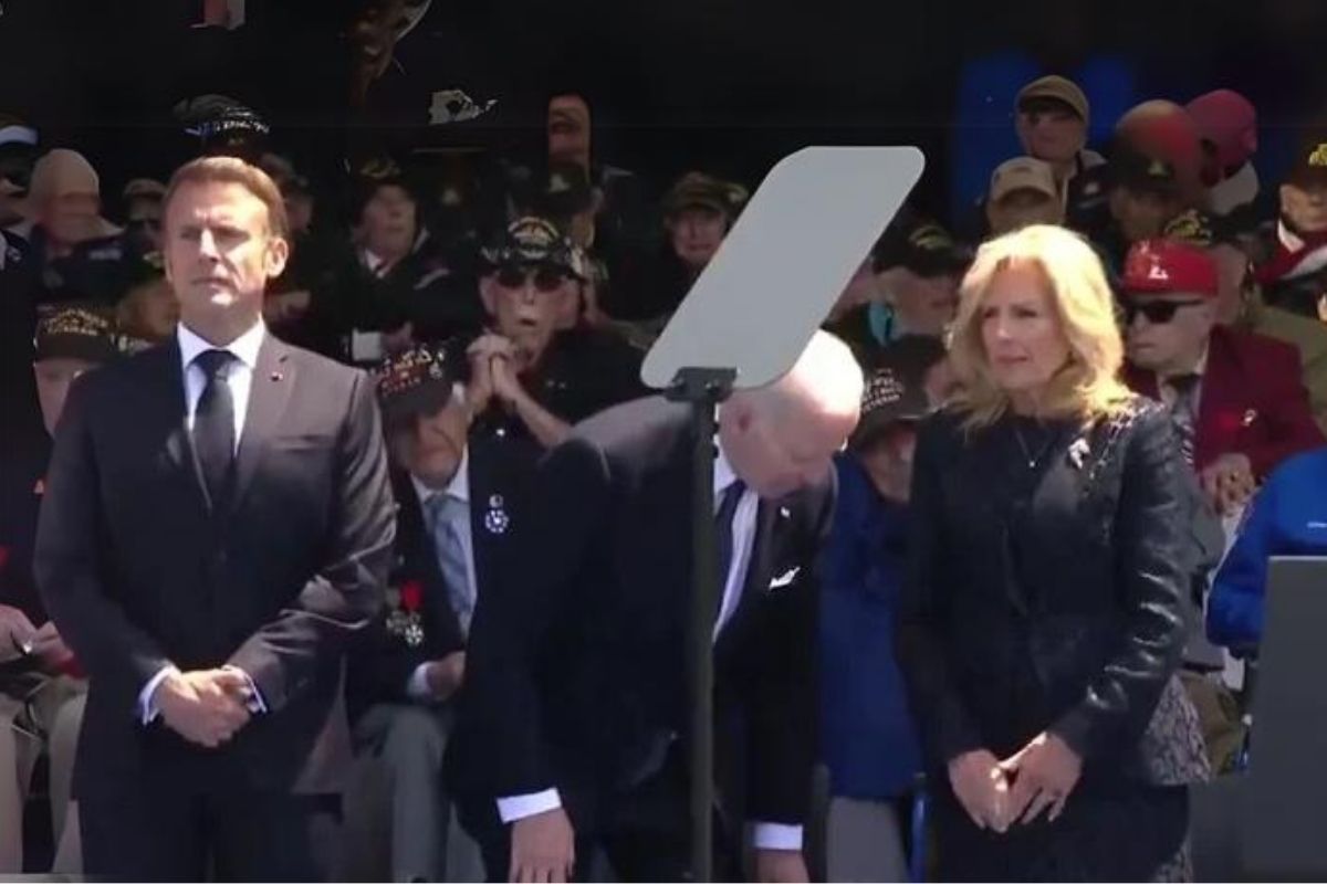 Biden bu kez de olmayan sandalyeye oturmaya çalıştı