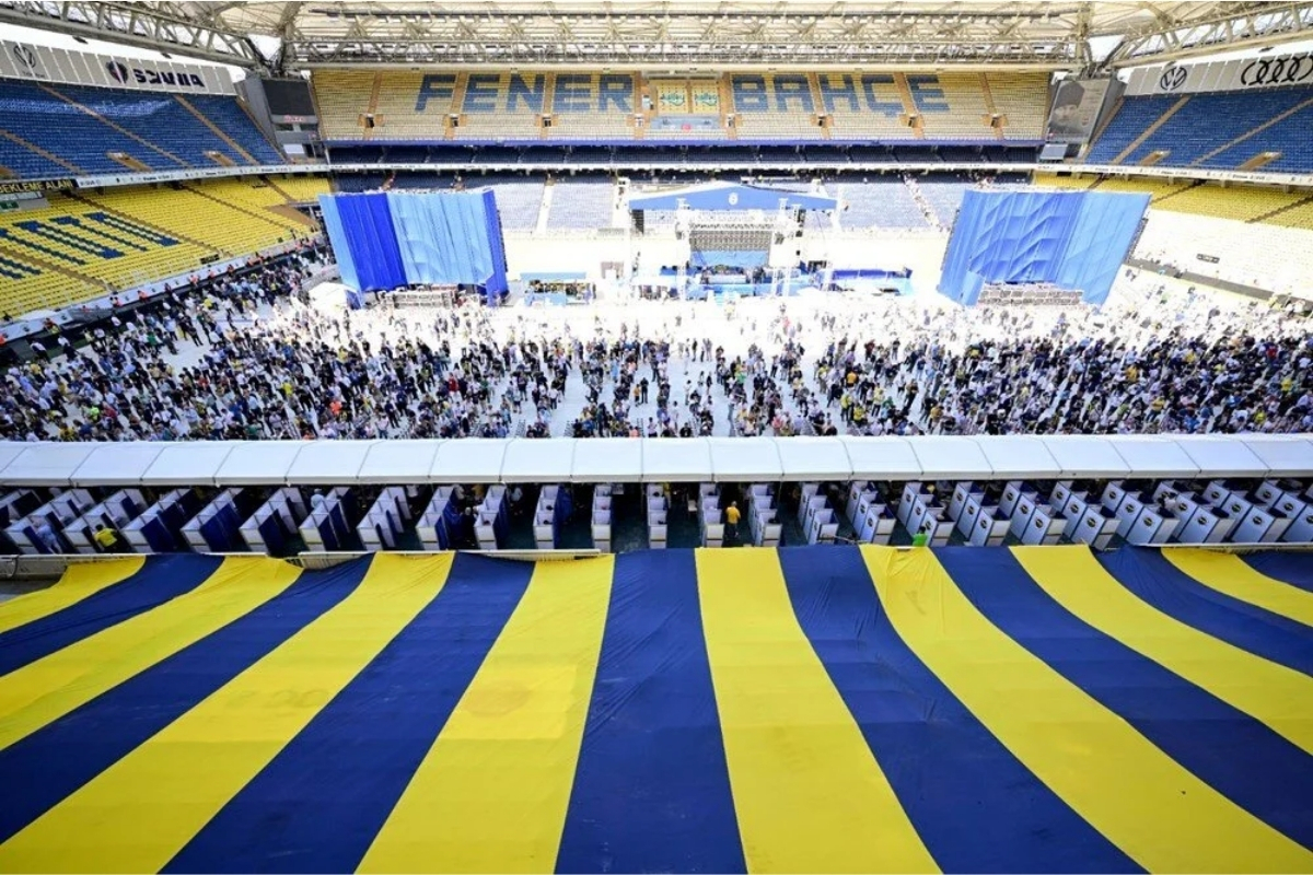Fenerbahçe'ye gönül vermiş Murat Ülker, Ahmet Özaktaç ve Acun Ilıcalı başkanlık seçimi öncesi kahvaltıda buluştu