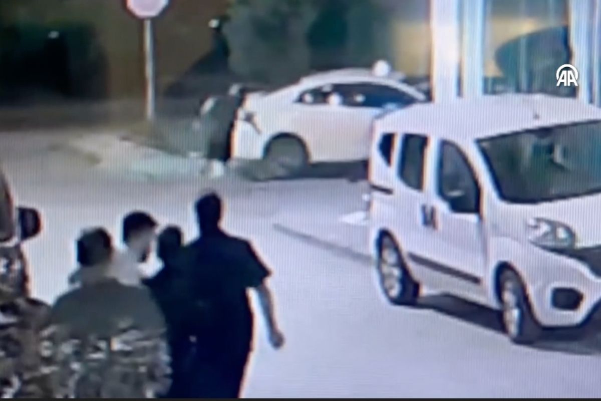 El frenini çekmeyi unutan taksici kendi aracının altında kaldı