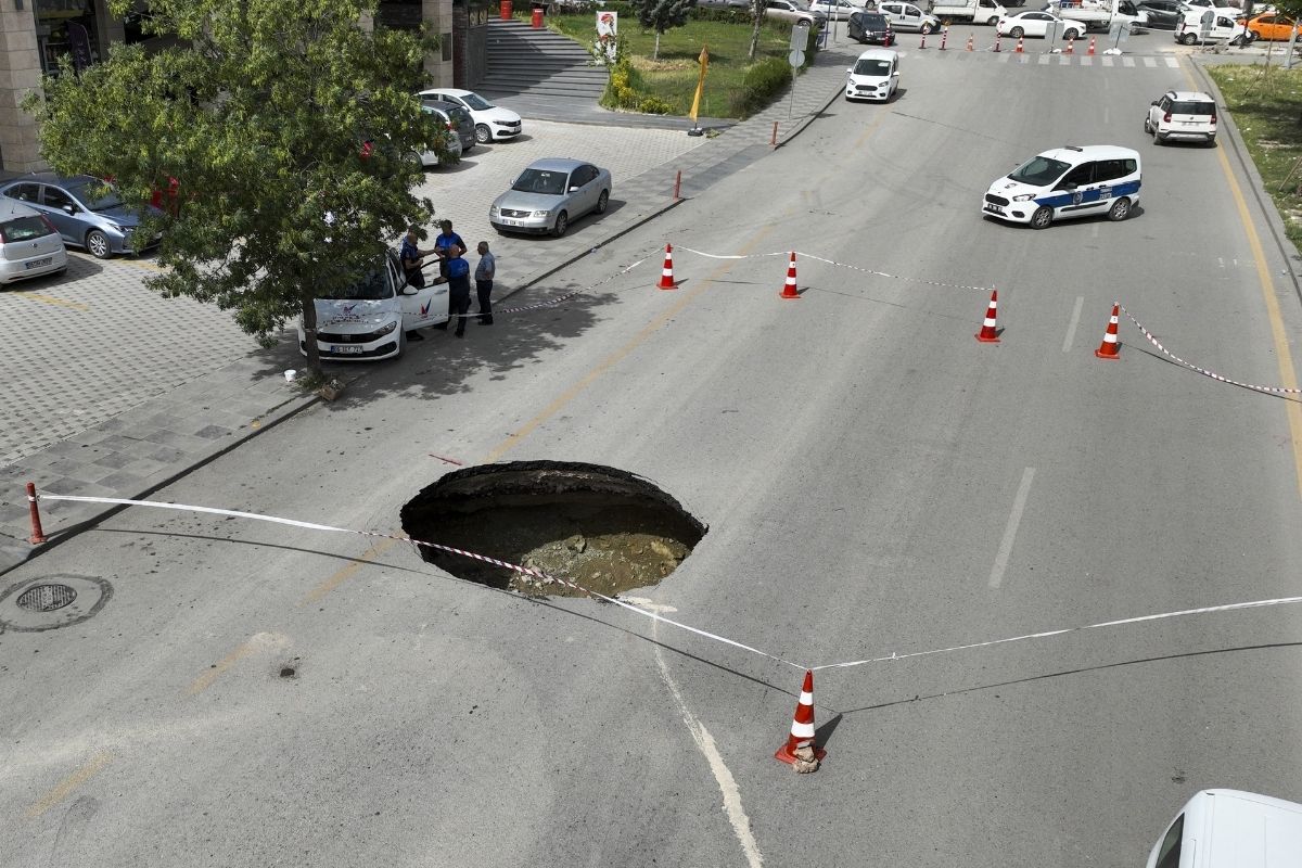 Ankara'da kanalizasyon sularının birikmesi sonucu yol çöktü