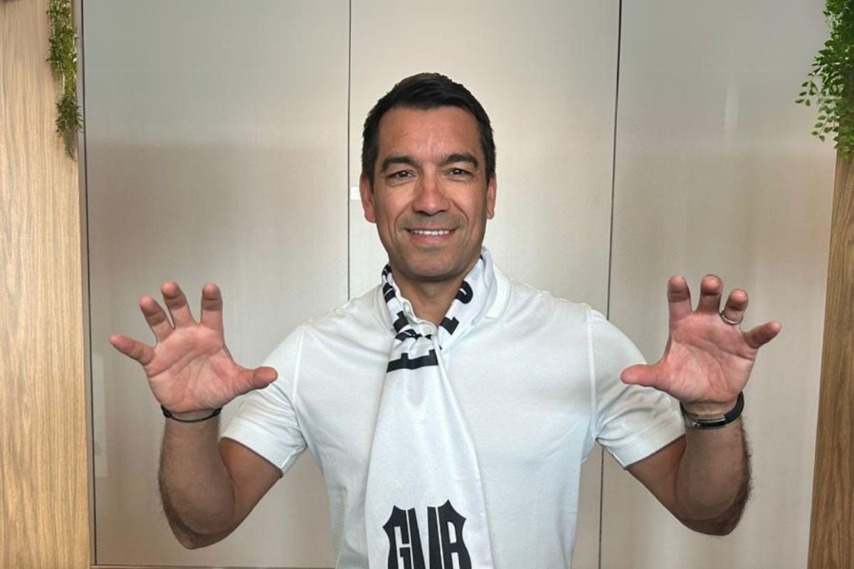 Beşiktaş'ın yeni teknik direktörü Van Bronckhorst İstanbul'a geldi