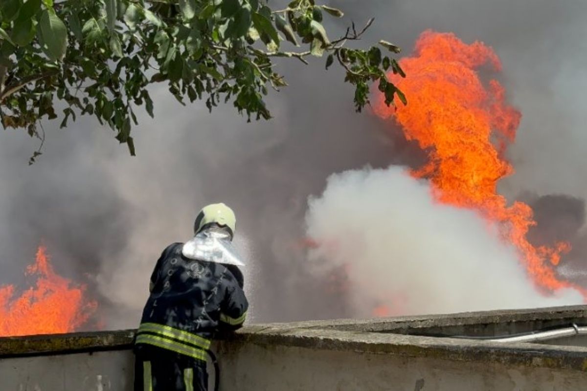 İzmir'de palet deposunda korkutan yangın