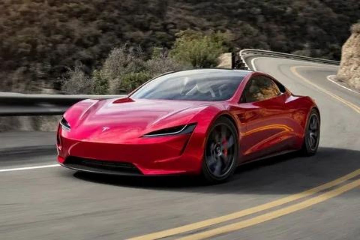 Elon Musk: Yeni Tesla Roadster uçabilecek
