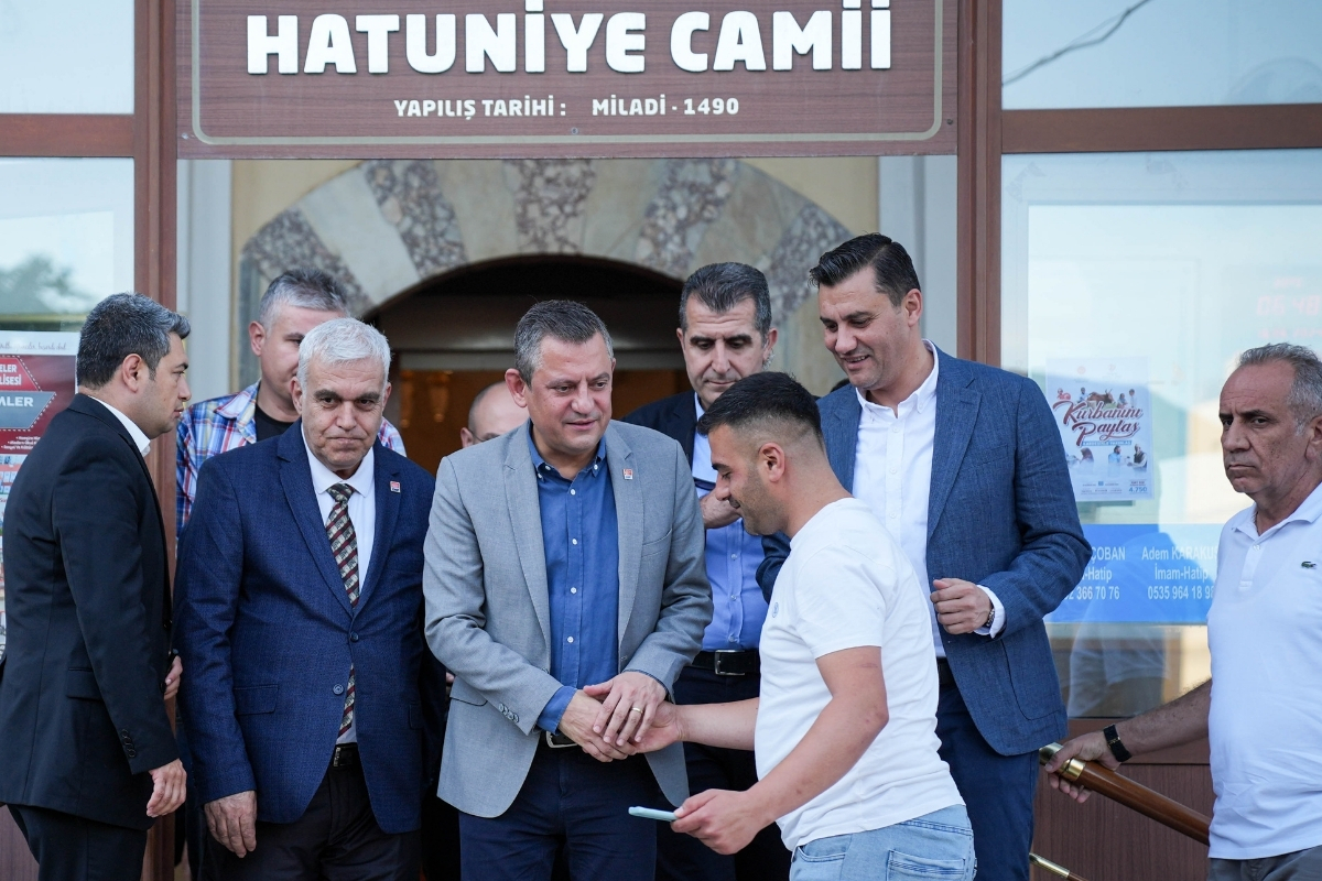 CHP Genel Başkanı Özel vatandaşlarla bayramlaştı