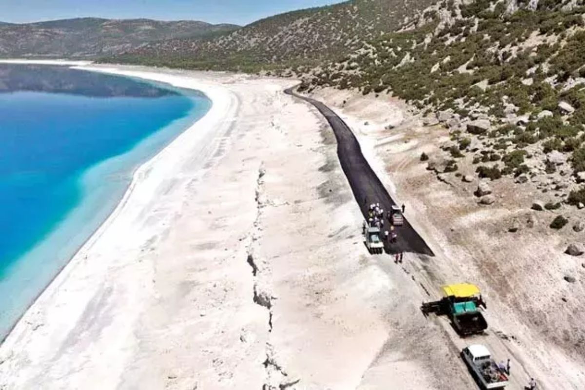 Salda'nın beyaz kumlu alanına siyah asfalt döküldü