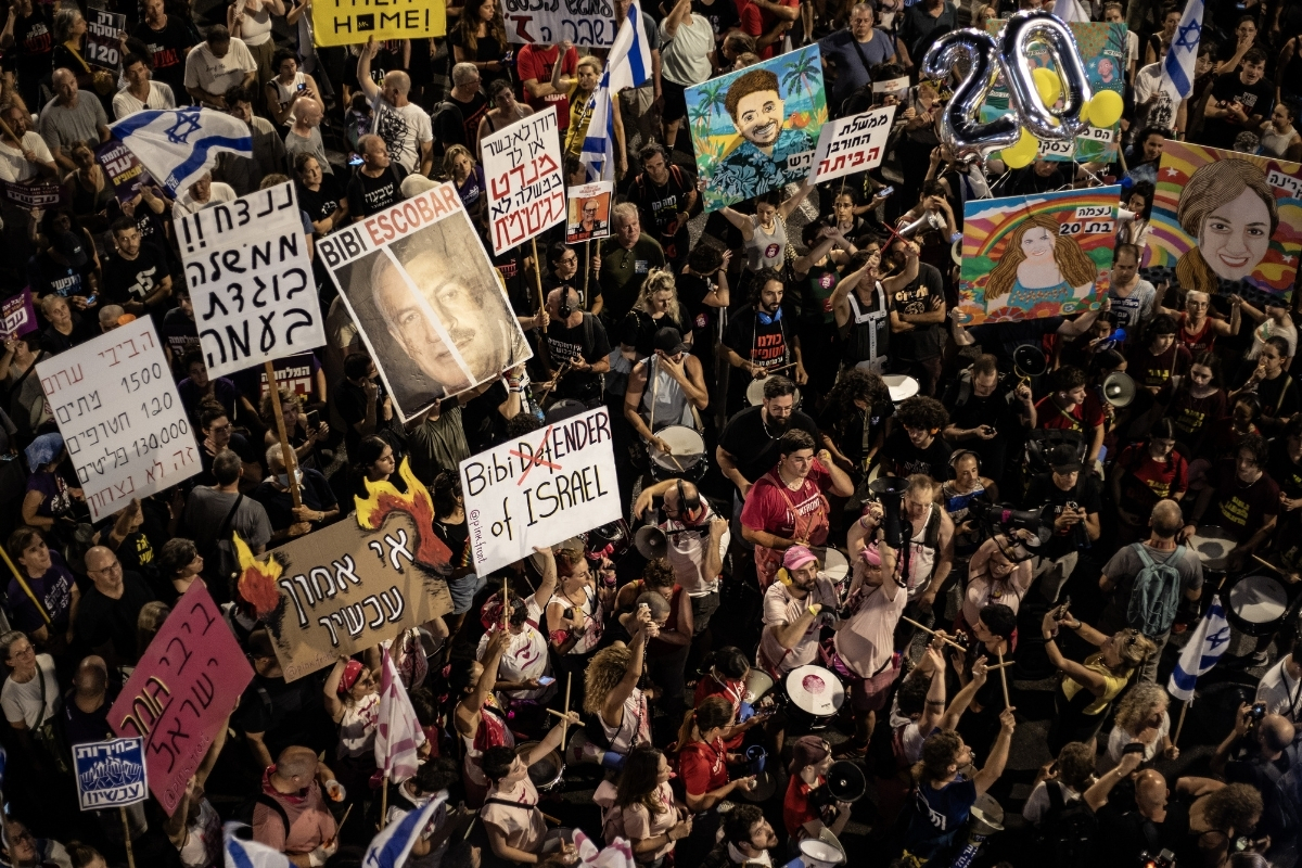 İsrail'de Netanyahu'ya istifa çağrısıyla on binler yürüdü