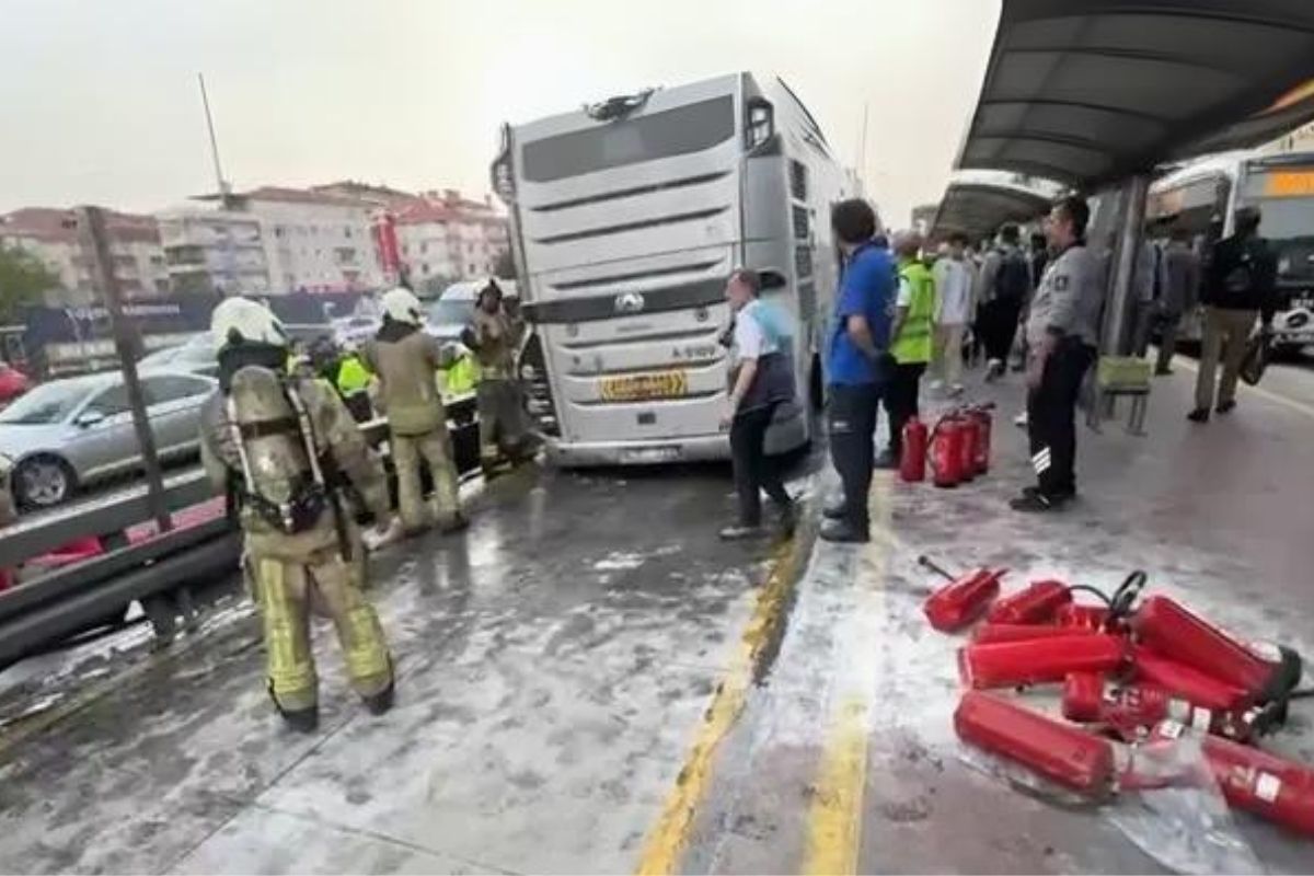 Metrobüste çıkan yangın korkuttu