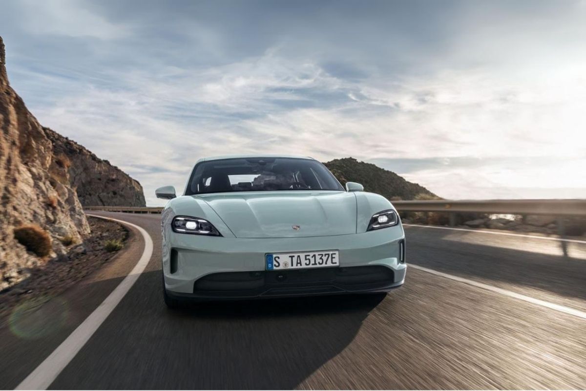 Porsche Taycan İstanbul'dan İzmir'e tek şarjla gidiyor