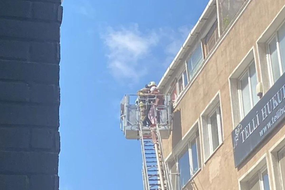 Şişli'de yangında binada mahsur kalanlar kurtarıldı