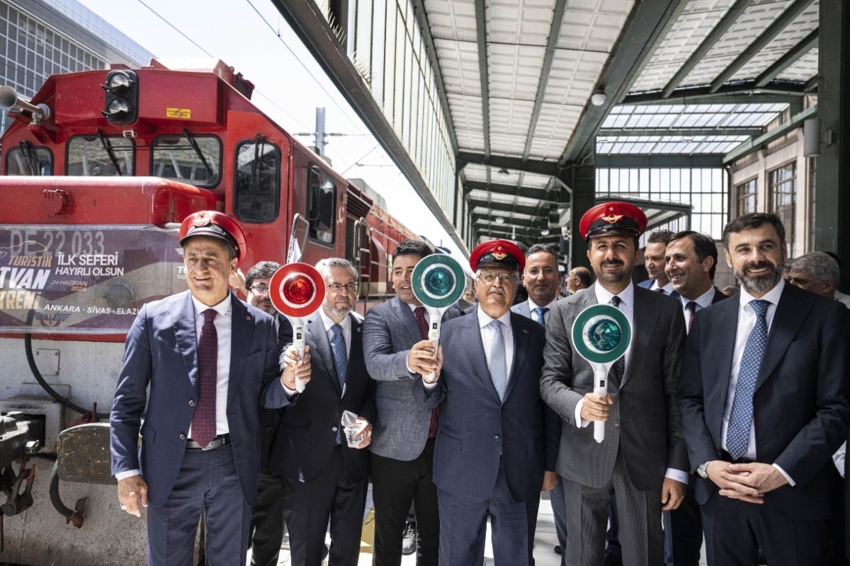 Turistik Tatvan Treni törenle ilk seferine başladı