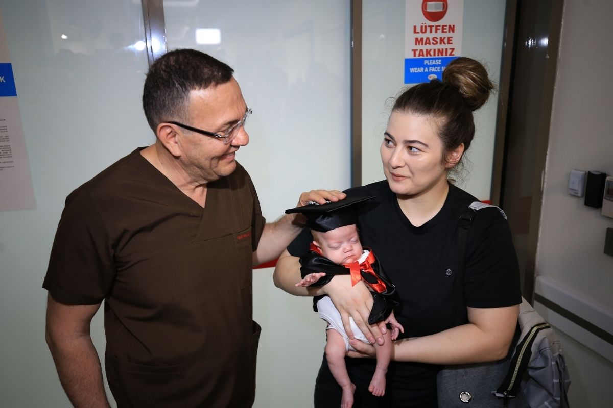 775 gram doğdu, hayata tutundu keple hastaneden taburcu oldu