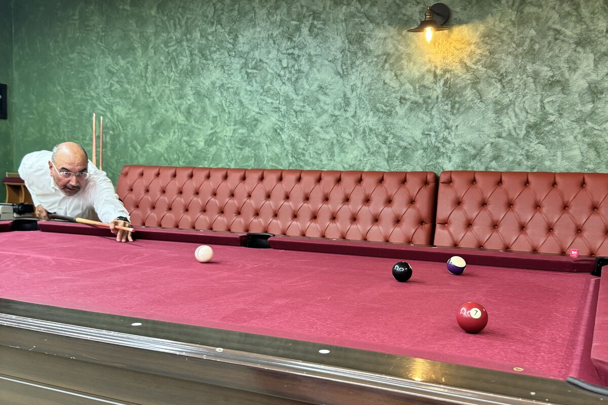 Ali Ülker, Yıldız Holding kampüsünü gezdi; bilardo oynadı