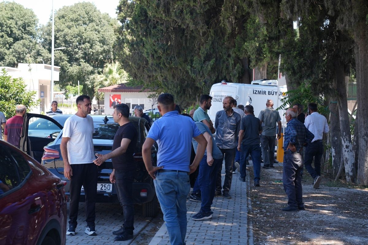 İzmir'deki patlamanın kurbanlarının cenazeleri teslim ediliyor