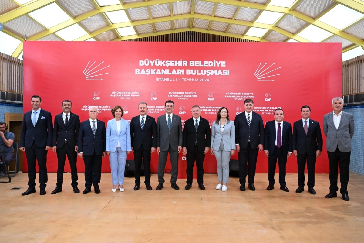 CHP'li büyükşehir belediye başkanları İstanbul'da bir araya geldi
