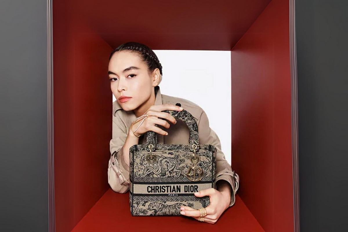 Dior'un Çinli üreticilere 57 Euro'ya ürettirdiği çantaları 2 bin 780 Euro'ya sattığı tespit edildi.