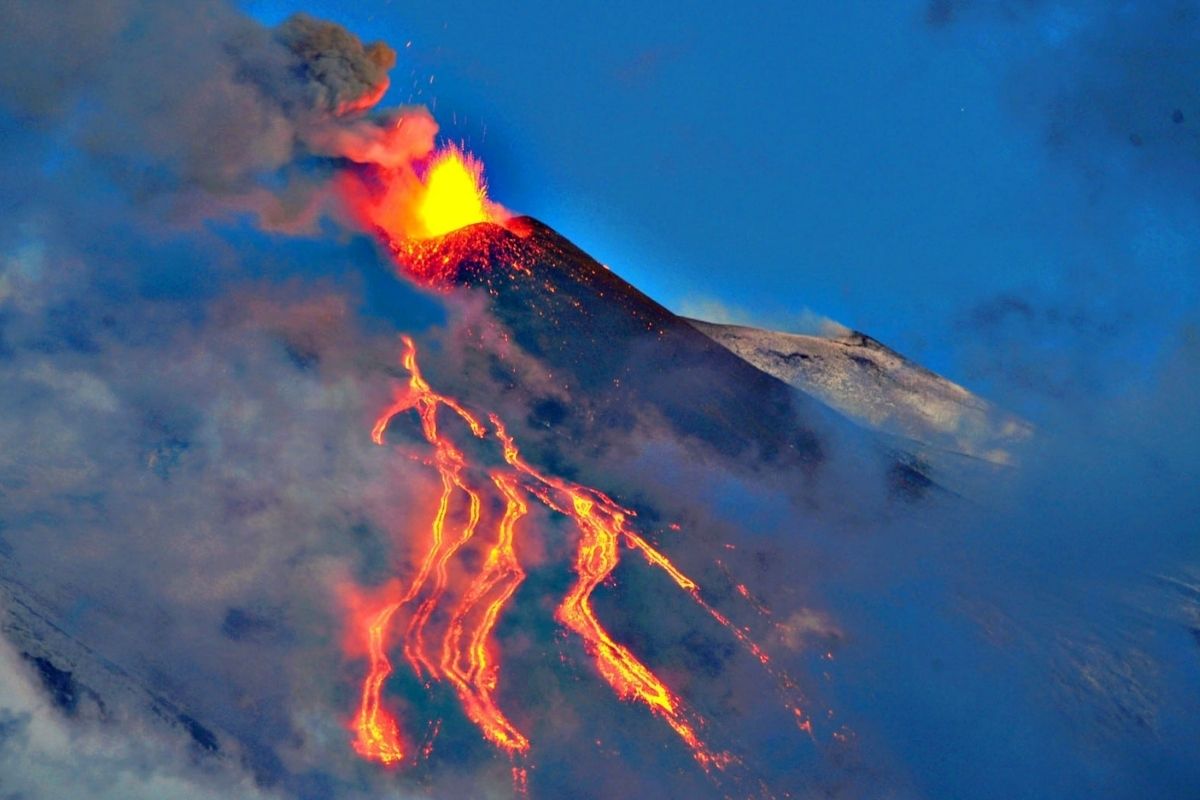 İtalya'da Etna Yanardağı lav püskürtüyor