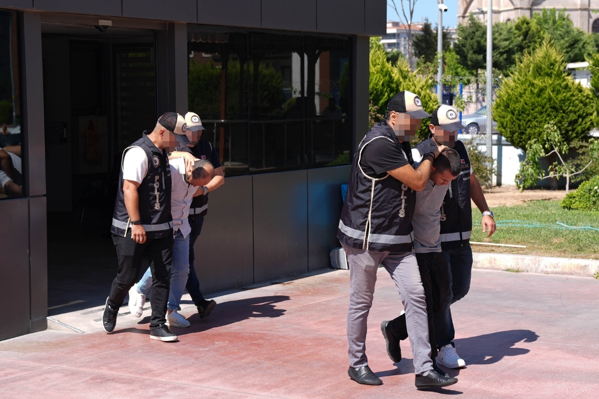 İzmir'de gümrükte rüşvet operasyonunda 77 gözaltı