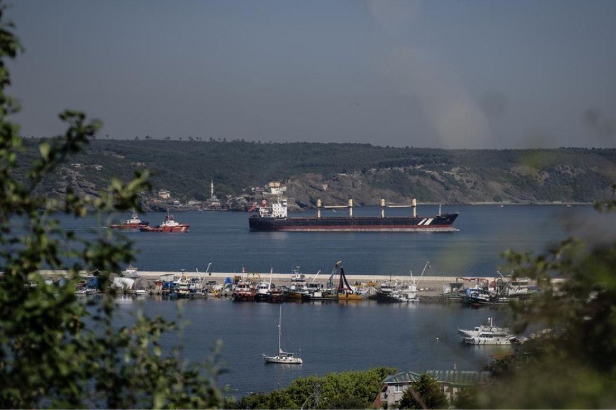 İstanbul Boğazı'nda gemi trafiği çift yönlü geçici olarak askıya alındı