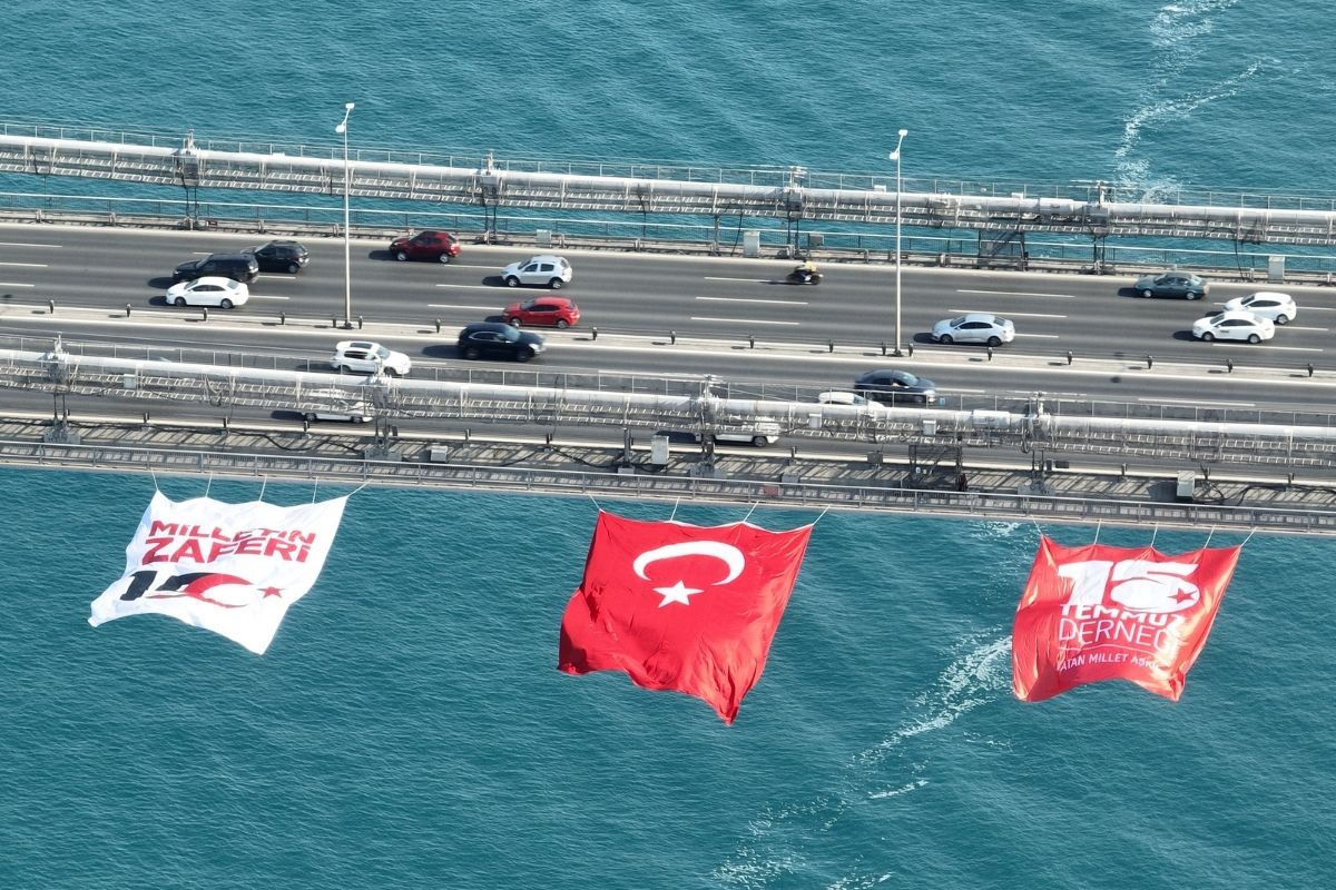 İstanbul'daki köprülere Türk bayrağı asıldı