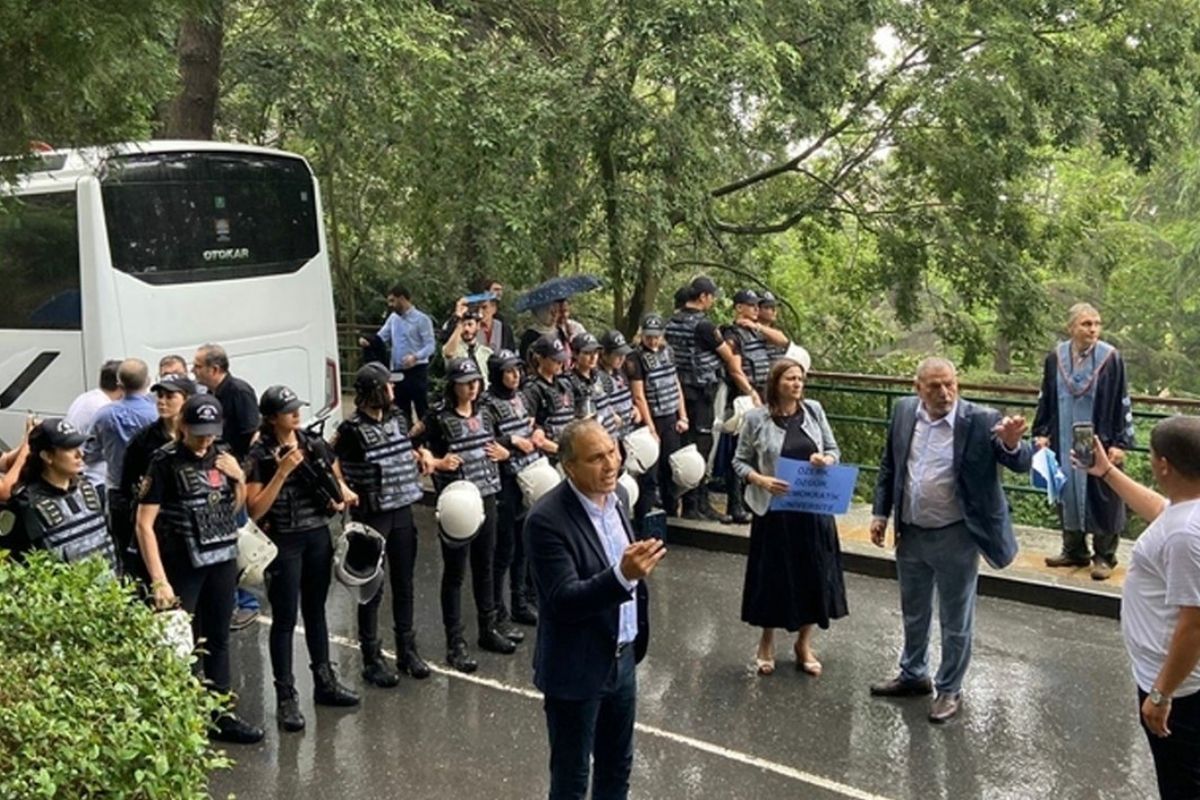 CHP, milletvekillerinin Boğaziçi Üniversitesi'ne alınmaması hakkında suç duyurusunda bulundu