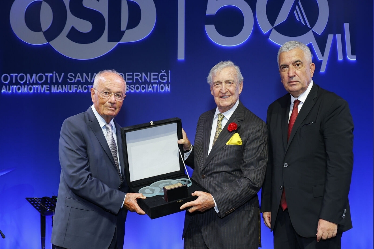 Otomotiv Sanayii Derneği'nden Koç Holding Onursal Başkanı Rahmi Koç'a plaket