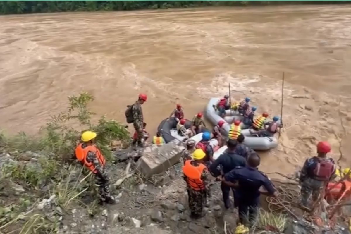 Nepal'de iki otobüs sel sularına kapıldı: 65 kişi kayıp