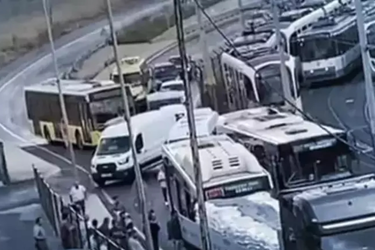 Sultangazi'de İETT otobüsü ile tır çapıştı