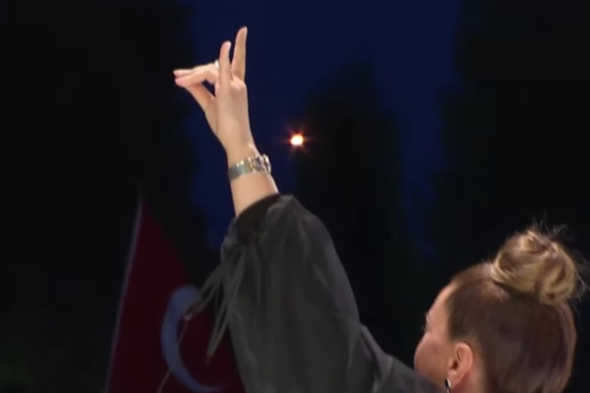 Azerin, Cumhurbaşkanlığı Külliyesi'ndeki 15 Temmuz programında sahnede bozkurt işareti yaptı