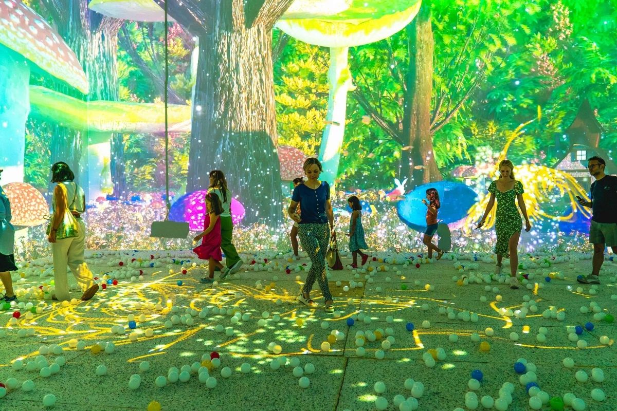 X Media Art Museum'da Alice Harikalar Diyarında deneyim sergisi açıldı