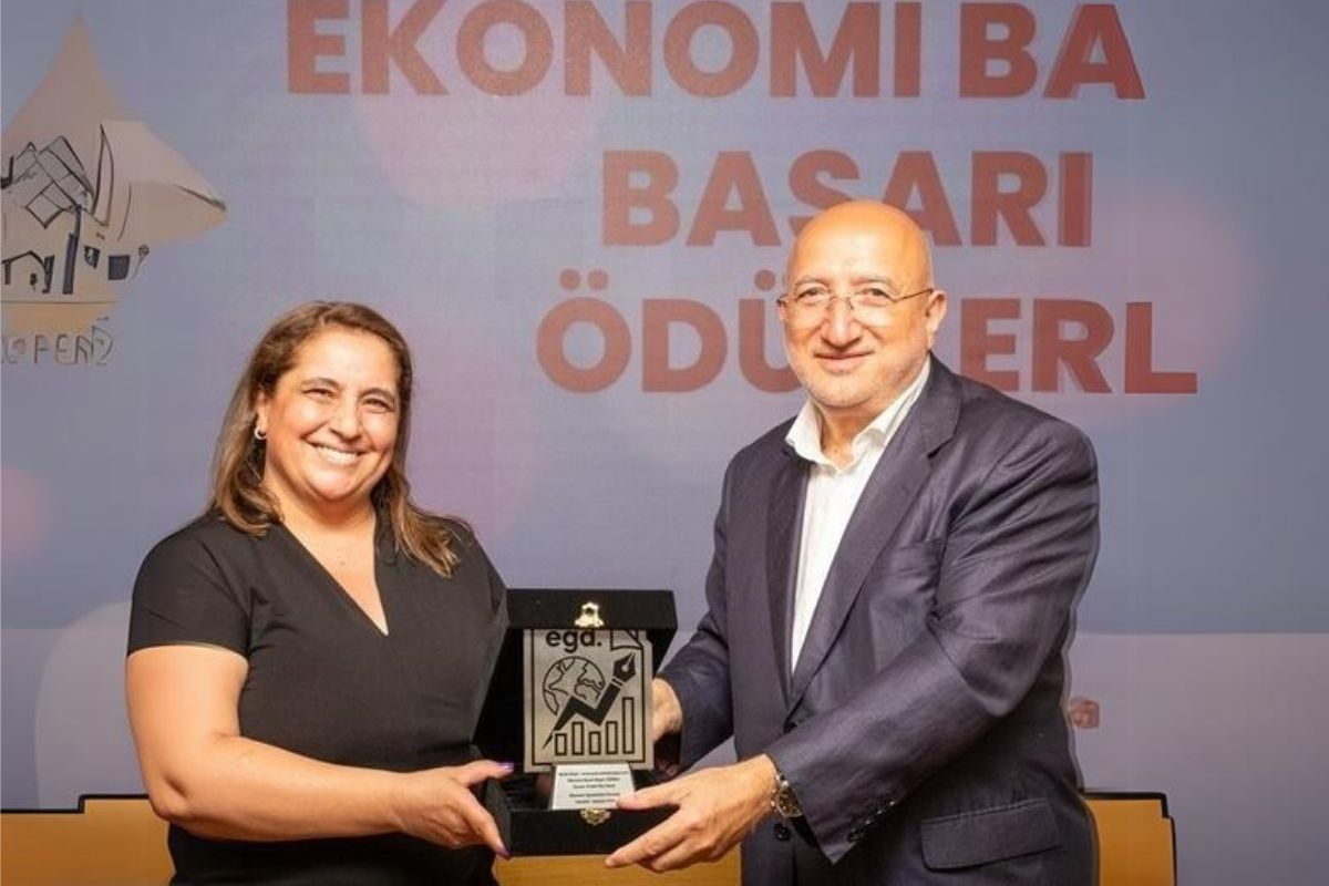Yılın yazarı ödülü Necla Dalan'a