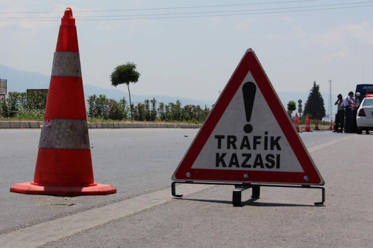 Otomobil park halindeki kamyona çarptı: 2 ölü