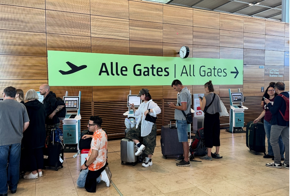 Bilgisayar sistemlerindeki küresel iletişim kesintisi nedeniyle dünya genelinde hava trafiği aksadı