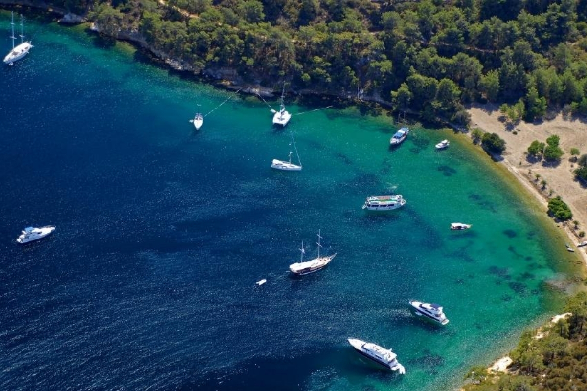 Bodrum Cennet Koyu’na demirleyen iş insanlarının yatları, atıklarıyla tüm koyu pisliğe boğuyor