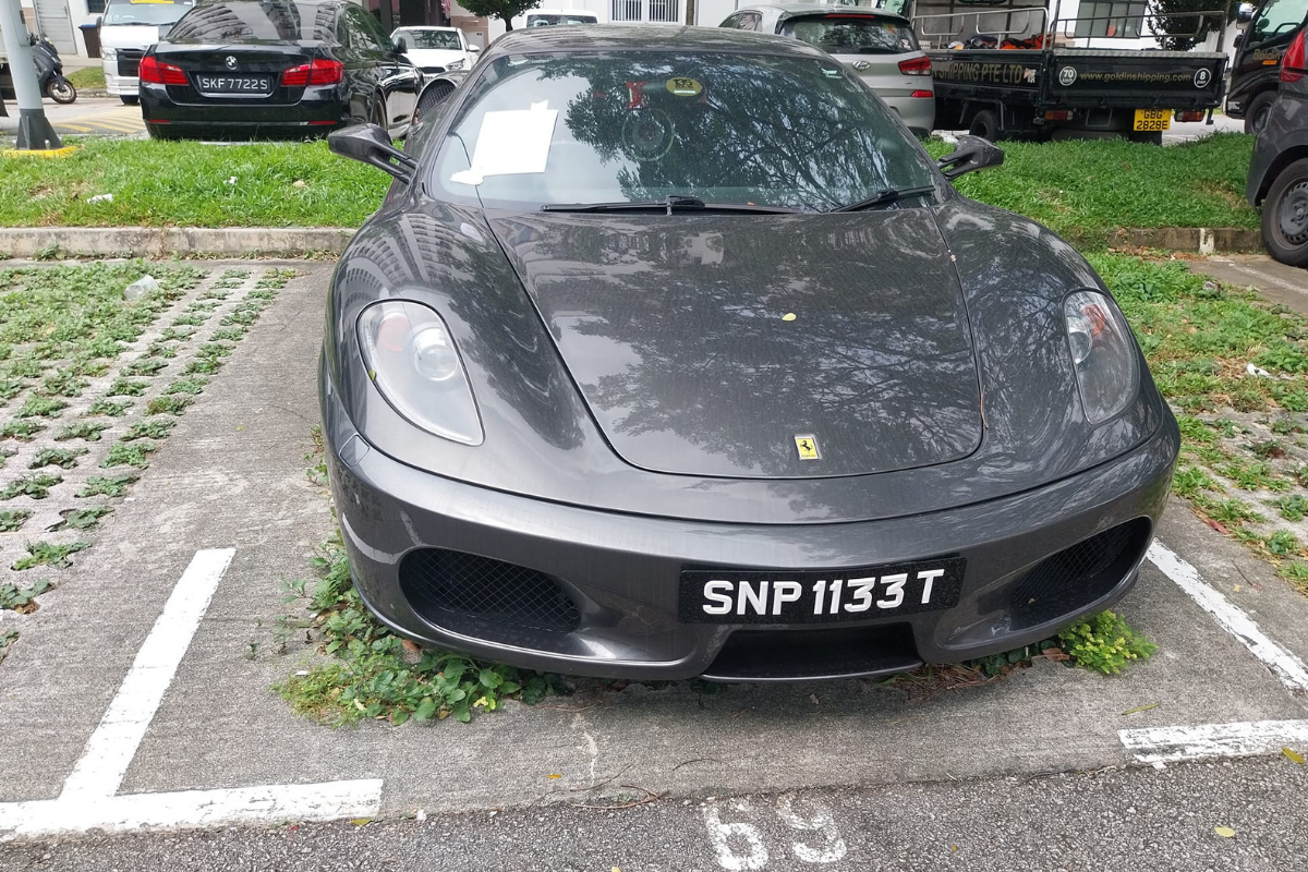 Park yerinde unutulan Ferrari'nin sahibi aranıyor