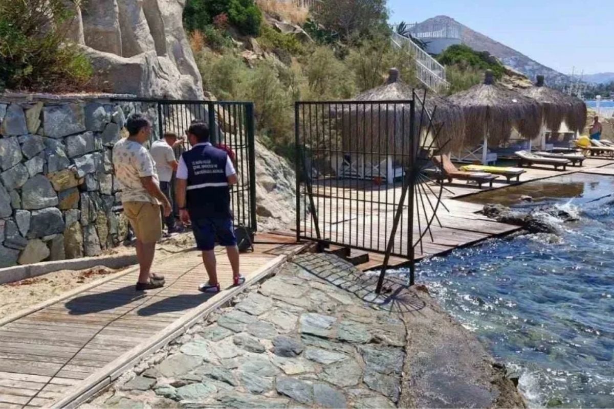Bodrum'da sahile yapılan kapı Kaymakamın talimatıyla kaldırıldı