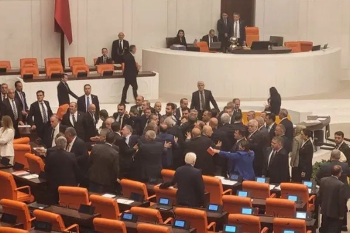 Meclis'te yumruklu tokatlı kavga