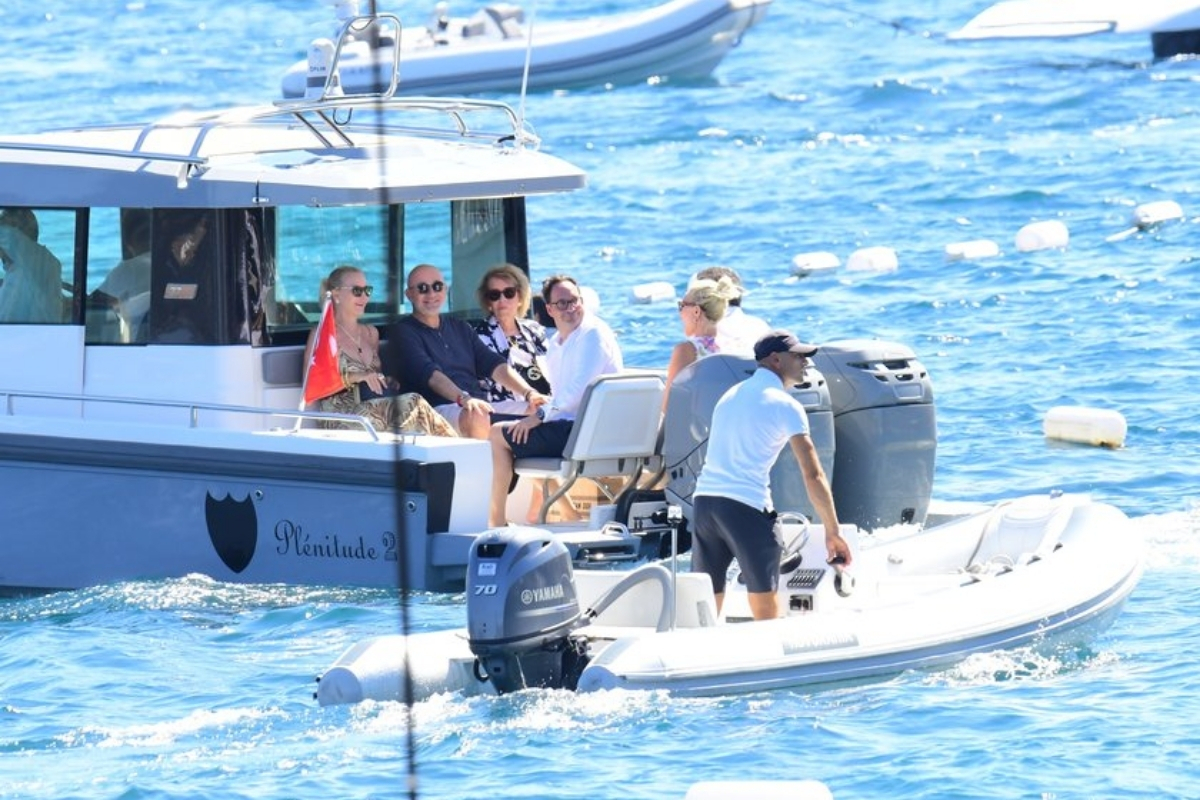 Ferit Şahenk ve eşi Diana dostlarıyla Bodrum tatilinde