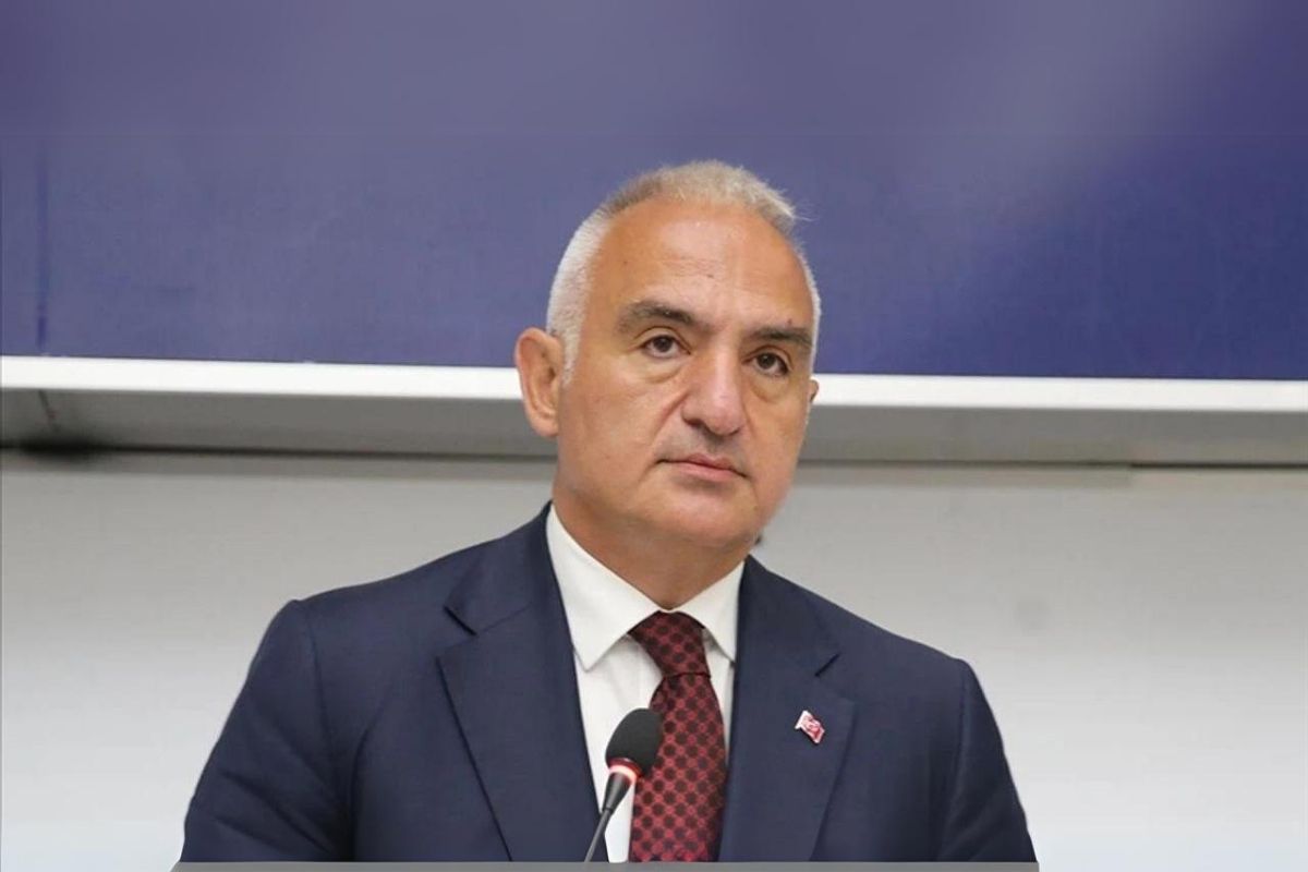 Bakan Ersoy'dan sanatçı Kenan Işık için taziye mesajı