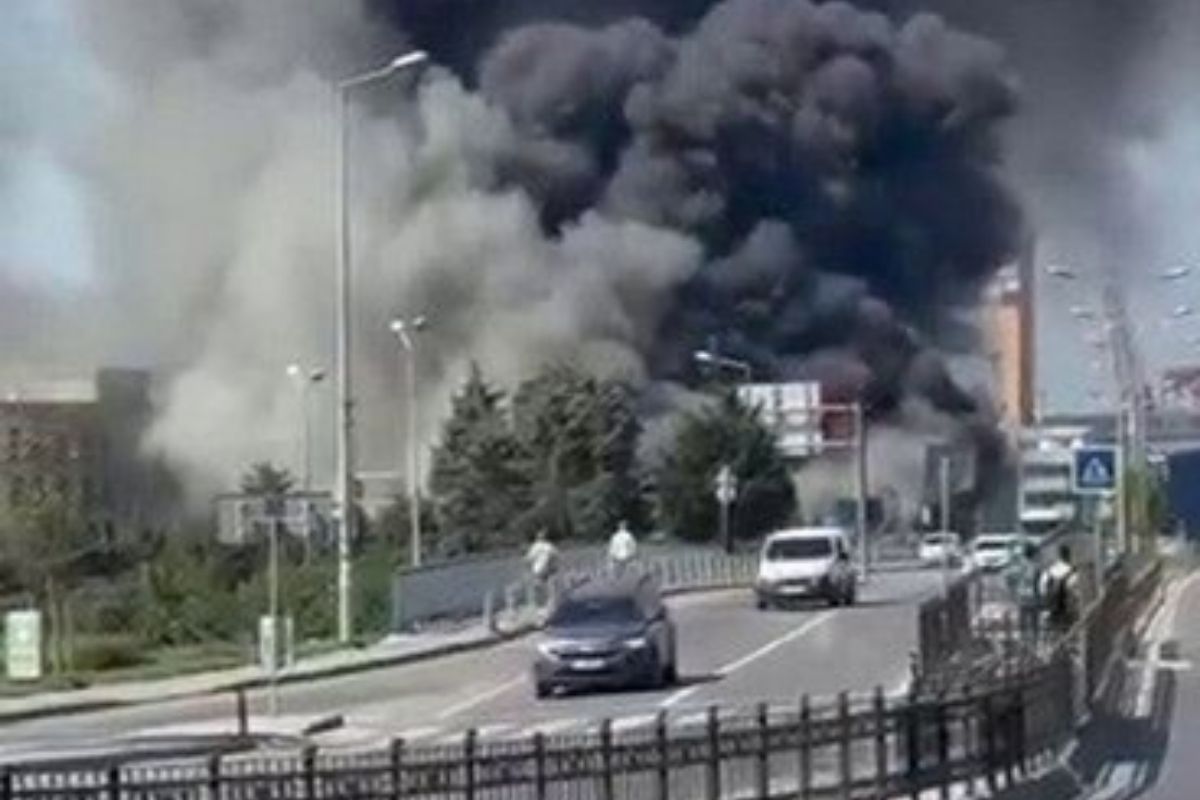 Tuzla'da yat imalathanesinde çıkan yangın söndürüldü