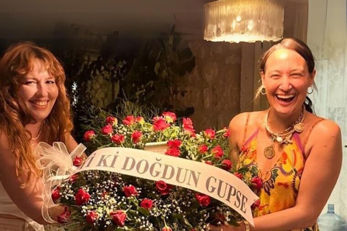 Gupse Özay'a 40 yaşına özel çelenkli kutlama